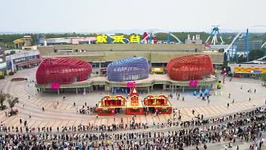 4K航拍武汉欢乐谷人群排队视频的预览图